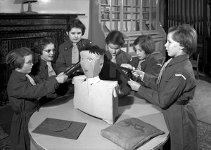 Leden van de Royal Victoria School for the Blind Brownie pack die samenwerken, Newcastle upon Tyne, VK
